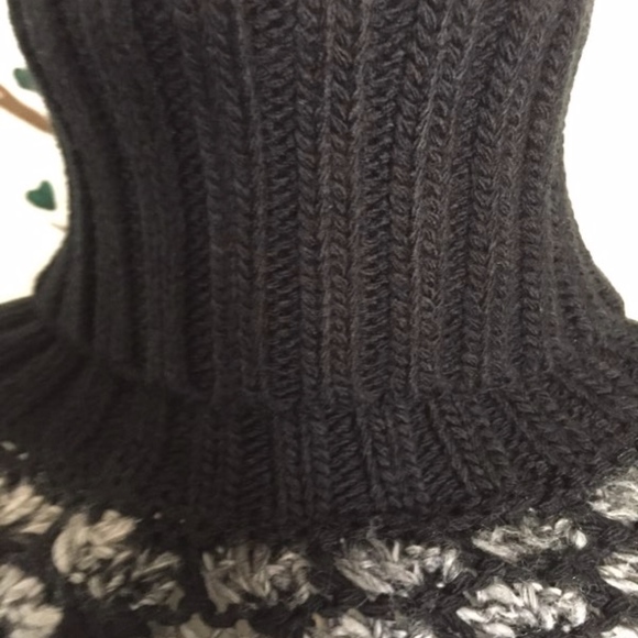 BCBG Sweater/Poncho 72%Arcylic 28% Wool - Picture 3 of 6